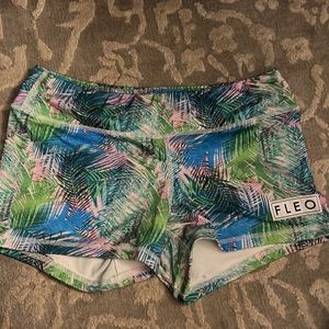 EUC fleo shorts